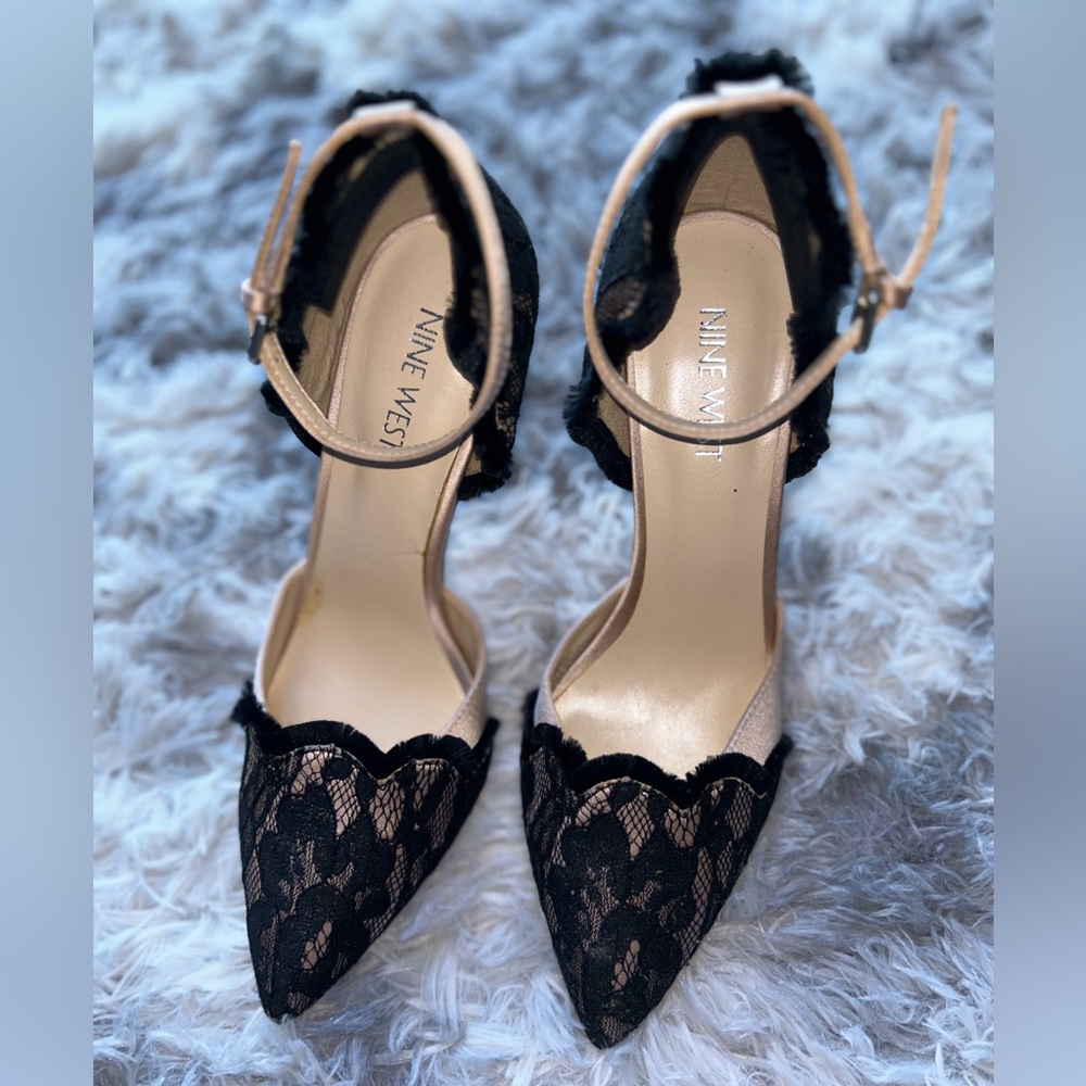 Nine West Woman’s Sexy nude and Black Lace Scollop Heel size 6.5 (small mark)